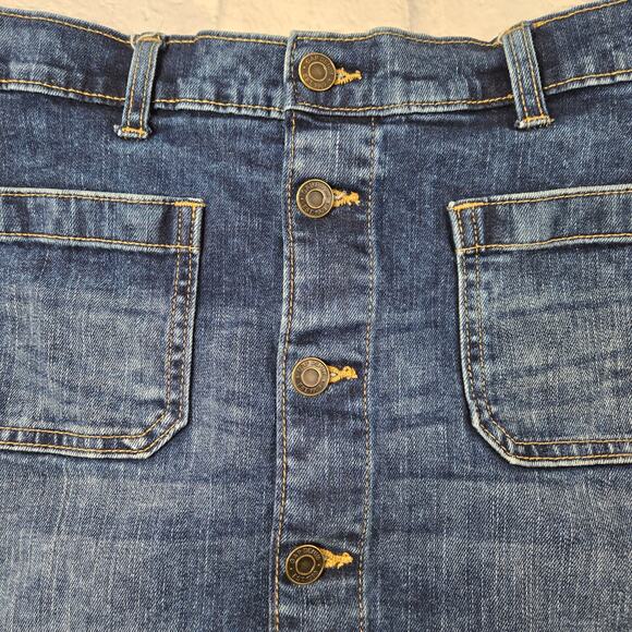 GAP Denim Button Front Mini Skirt Medium Wash size 10 Patch Pockets Back Yoke - Picture 4 of 9
